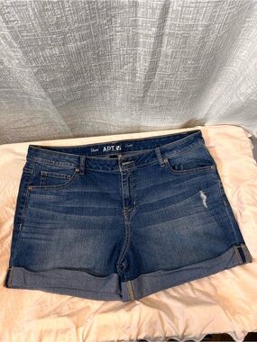 Apt. 9 Women's Medium Blue Rolled Hem Denim Shorts Size 16